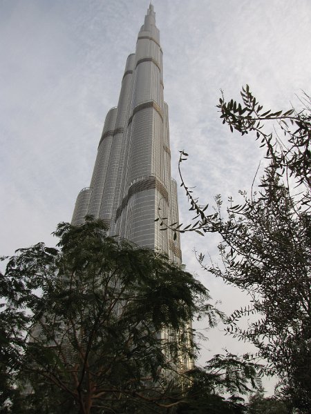 110211_voet burj khalifa.jpg - In de buurt van de voet van het gebouw zie je pas echt hoe hoog de Burj Khalifa is.